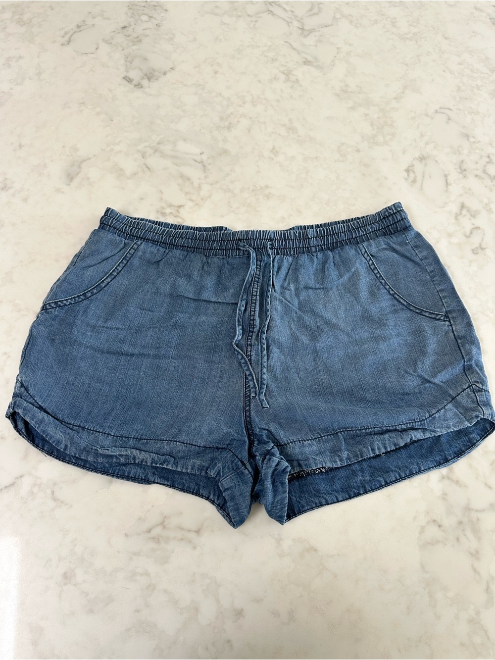 Universal Thread Chambray Pull-On Shorts. Size Large